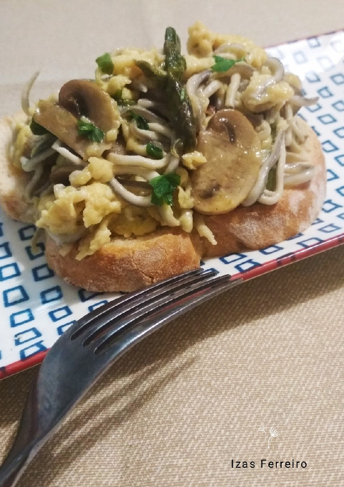 Una foto de Revuelto de gulas, champiñones y espárragos trigueros