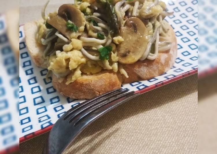 Revuelto de gulas, champiñones y espárragos trigueros