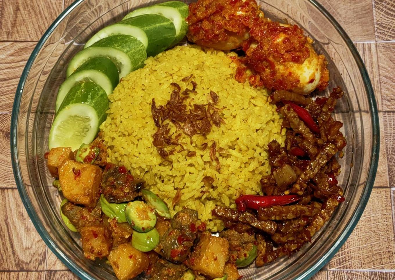 Nasi Kuning Viral pakai Bumbu Racik Ikan + Lauk Pelengkapnya