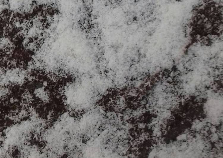 Bolo de chocolate recheado com cocada