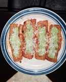 Enchiladas rojas de pollo con guacamole