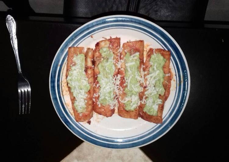 Enchiladas rojas de pollo con guacamole