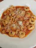 Tortellini con carne y tomate frito casero