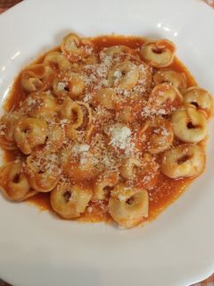 Una foto de Tortellini con carne y tomate frito casero