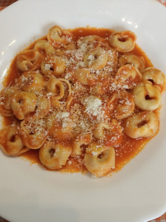 Una foto de Tortellini con carne y tomate frito casero