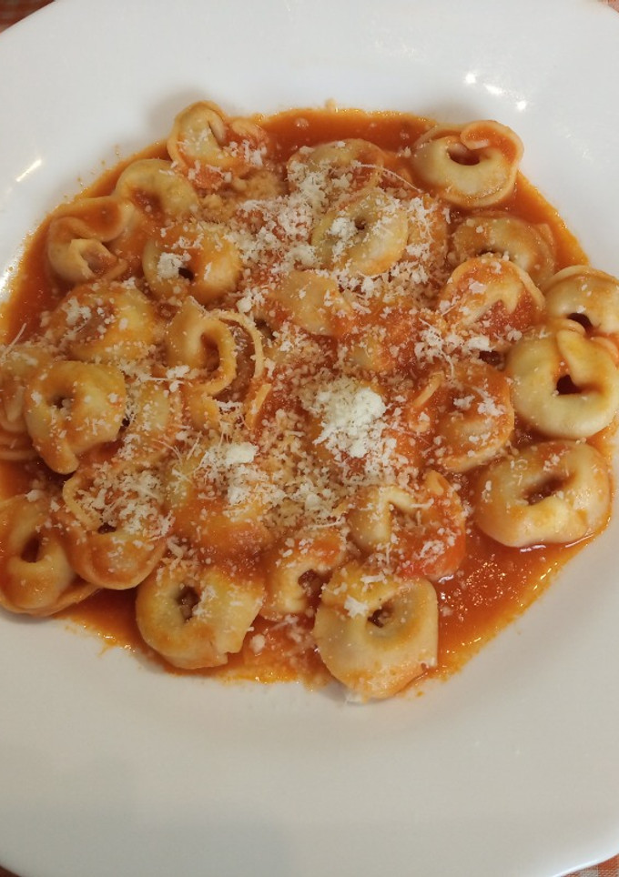 Una foto de Tortellini con carne y tomate frito casero