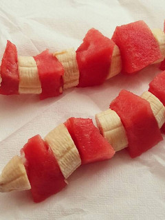 Una foto de Pinchos de sandía y plátano