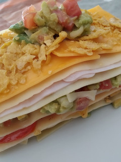 Una foto de Lasaña fría de guacamole con queso cheddar y pavo