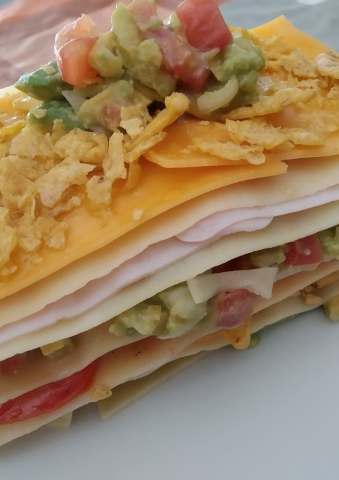 Una foto de Lasaña fría de guacamole con queso cheddar y pavo