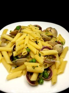 Una foto de Macarrones con almejas y guisantes