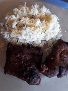 Una foto de Milanesas de pescado con arroz frito y ensalada