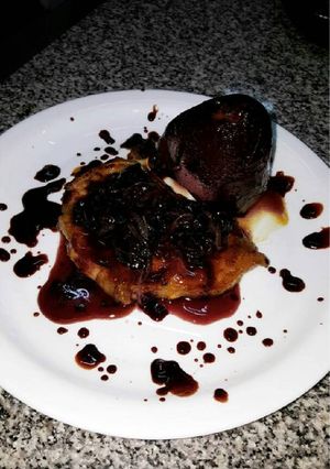Una foto de Costeleta de cerdo con salsa de ciruelas y pera al vino tinto