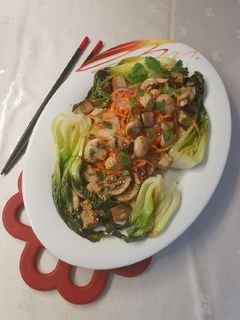 Pak Choi Salat mit Möhren, Birnen,Pilzen und würzigem Räuchertofu Rezepthauptbild