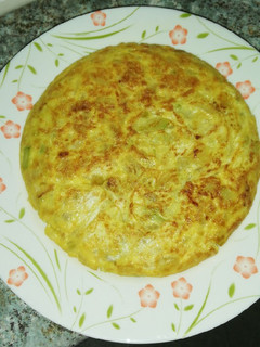 Una foto de Tortilla de calabacín, patata y cebolla
