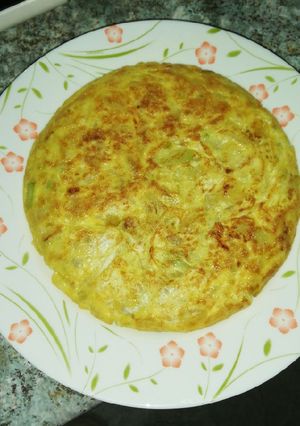 Una foto de Tortilla de calabacín, patata y cebolla