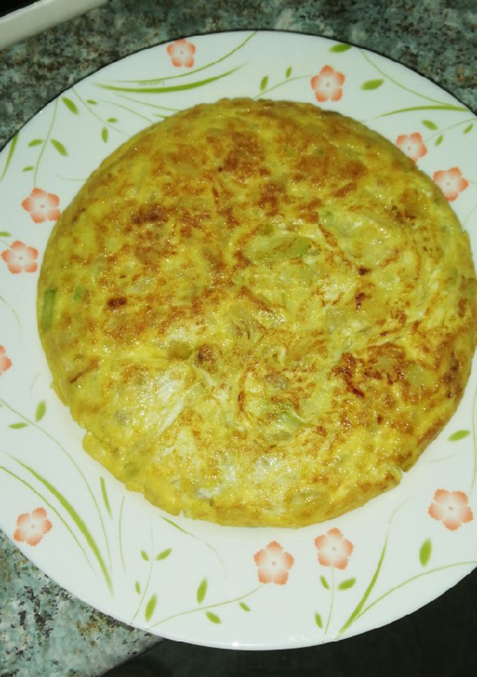 Una foto de Tortilla de calabacín, patata y cebolla