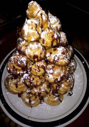 Una foto de Croquembouche