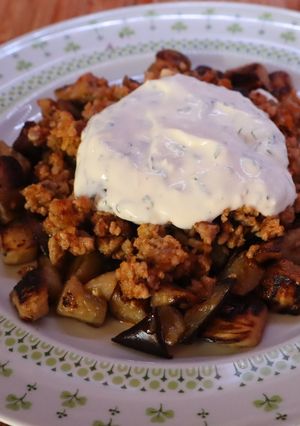 A törökös sült padlizsán darált húsos raguval és citromos görög joghurttal recept fotója