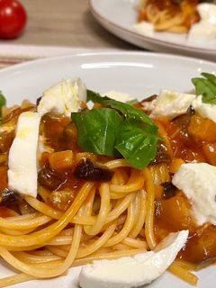 Spagetti padlizsános paradicsomos szósszal és mozzarellával recept fotója