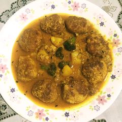 A picture of Chena / Paneer Kofta Curry.