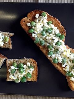 Una foto de Tostas de ricotta y guisantes