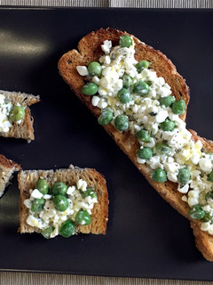 Una foto de Tostas de ricotta y guisantes