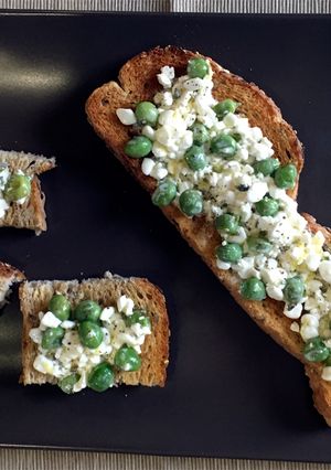 Foto principal de Tostas de ricotta y guisantes