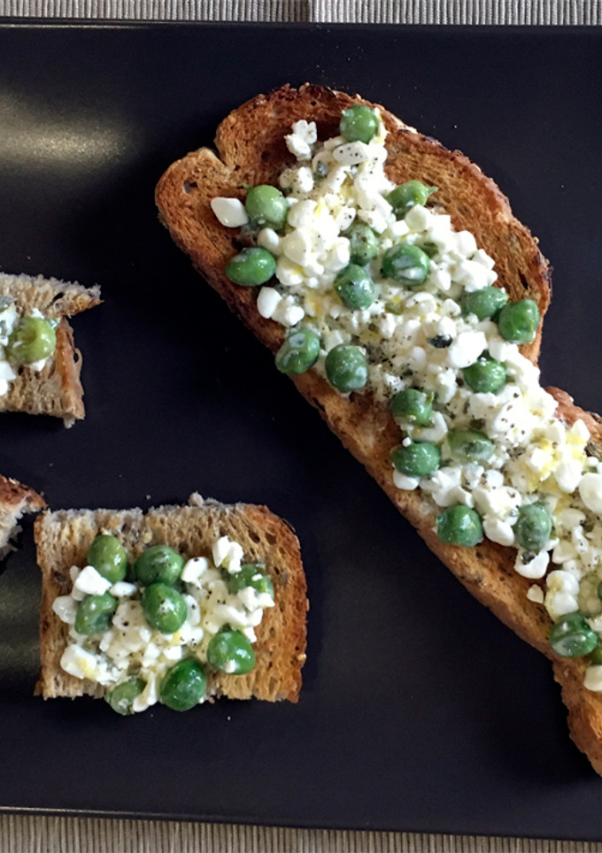 Una foto de Tostas de ricotta y guisantes