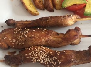 Una foto de Satay de pollo o de lomo con salsa de soja (fácil)