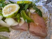 Una foto de tilapia con vegetales