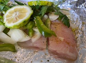 Una foto de Pescado al Horno con Verduras