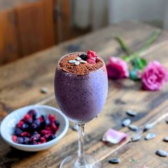 A picture of Cocoa covered Berry & Sunflower seeds smoothie.