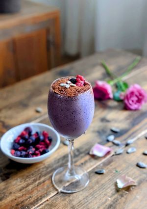 A picture of Cocoa covered Berry & Sunflower seeds smoothie.