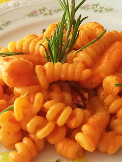 Una foto de Fusilli con gambas en salsa piquillos
