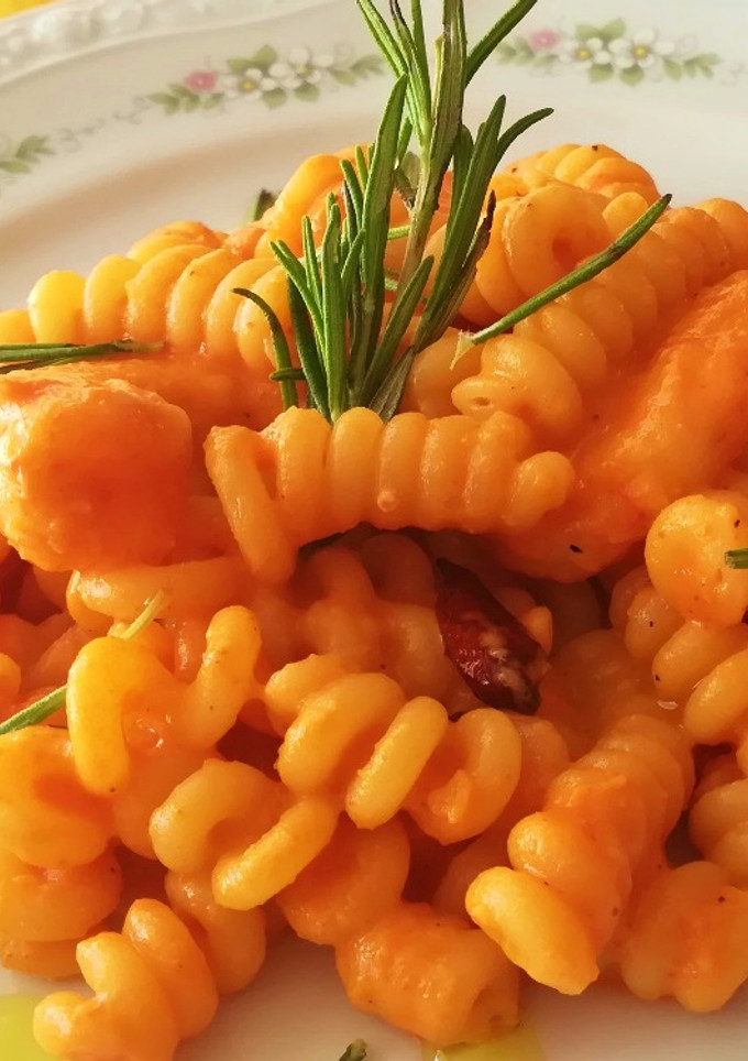 Una foto de Fusilli con gambas en salsa piquillos