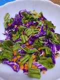 Cocinando con verduras - repollo morado, radicheta y zanahoria