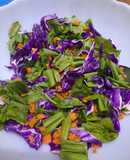 Cocinando con verduras - repollo morado, radicheta y zanahoria