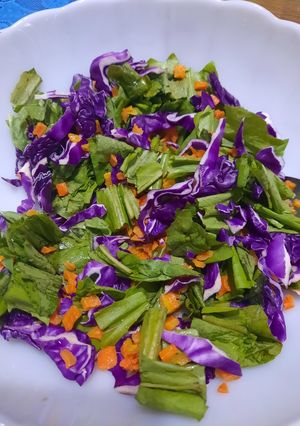 Una foto de Cocinando con verduras - repollo morado, radicheta y zanahoria