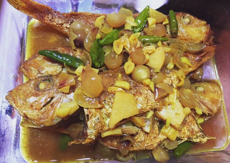 Cara Menyiapkan Ikan bumbu acar kuning yang nikmat