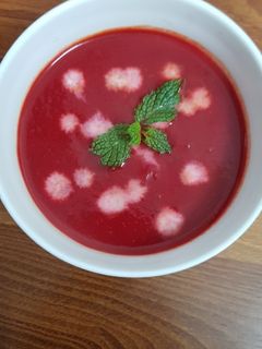 બીટ ટામેટા ગાજર સૂપ (Beet Tomato Carrot Soup In Gujarati) રેસીપી મુખ્ય ફોટો