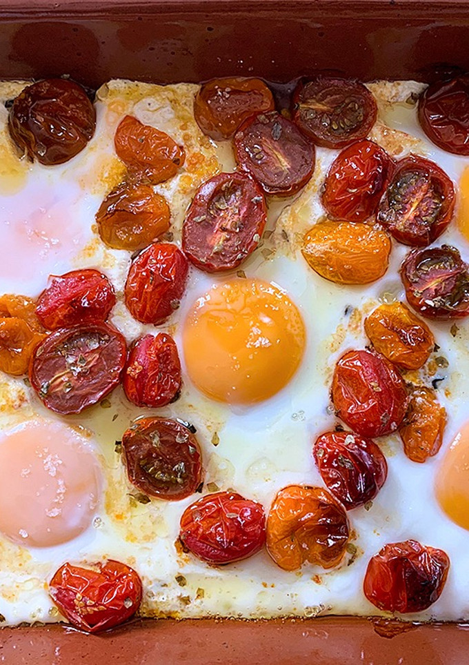 Una foto de Huevos al horno con tomates cherry