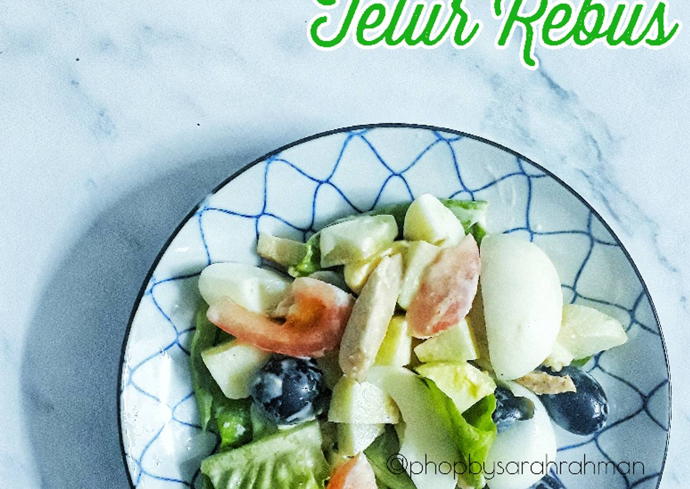 Salad dengan ayam goreng dan telur rebus