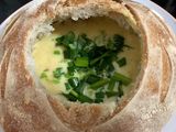 Fondue de quesos en pan de campo