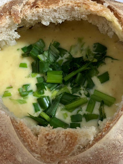Una foto de Fondue de quesos en pan de campo