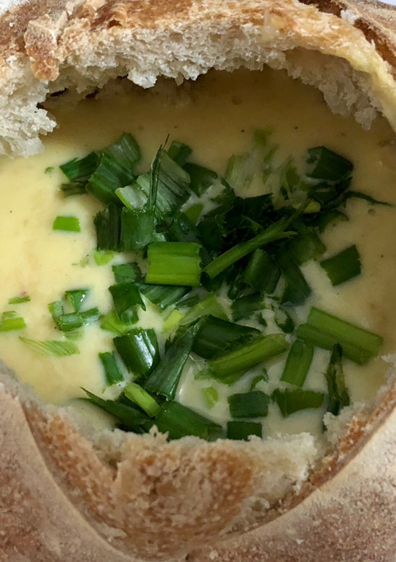 Una foto de Fondue de quesos en pan de campo