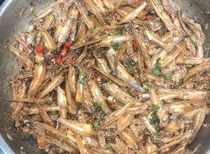 Hình của món Khô cá cơm kho tiêu.