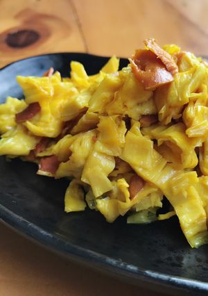 Hình của món Tàu hủ ki (váng đậu) xào nghệ.