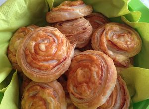 Sajtos-sonkás csiga recept fotója