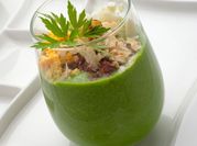 Una foto de bebida de pepino