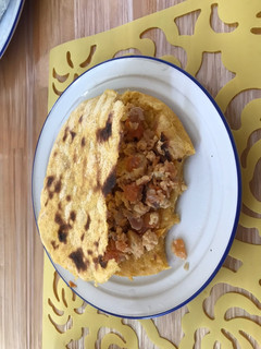 Una foto de Arepas de harina pan amarilla con huevos perico